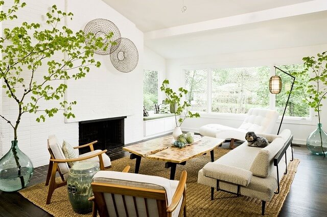 もう一つの世紀半ばの近代的な居間、しかし今度はパターンは明るい白、ジュート絨毯、および生の端の木で置き換えられます。類似性は？複数の植物の使用と2つの快適な読書椅子を含む設定。