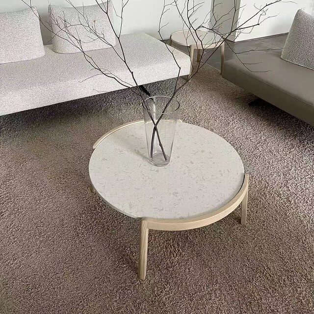 優しい雰囲気の円型天板にはクオーツ、脚はブラックオークを使ったBIT（ビット）リビングテーブルです。シンプルな形と異素材の組み合わせがいい感じにコントラストを出して、ちょっとオシャレなインテリアに仕上がっています。サイズ違いのBIT（ビット）-SMALL リビングテーブルと合わせれば、ネストテーブルとしても使えますよ。素材やシルエット、グレード感にこだわった円型リビングテーブルの一番のおすすめです！