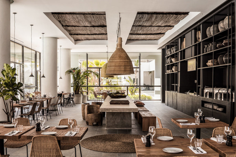 ギリシャのホテルCasa Cook Rhodesのレストラン。家具や調度品は全て素朴な印象で統一されています。