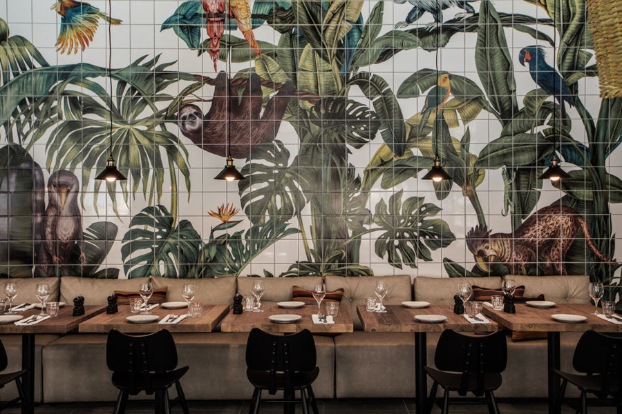 ギリシャのホテルCasa Cook Rhodesのレストラン。壁面は個性的なジャングルをイメージしたタイルを貼っています。