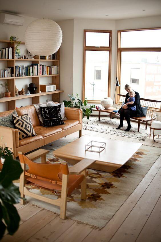 ライトブラウンカラーの家具とキャメルレザーのソファーで北欧のイメージです。敷いているラグの中東方面のキリムでしょうか?