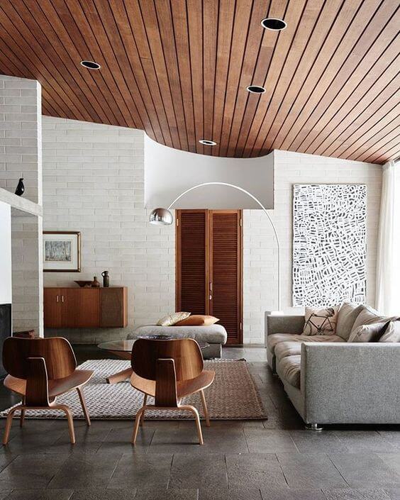 家具と建具と天井の木目が統一されています。白とコントラストがはっきりしていて統一感がありますね。