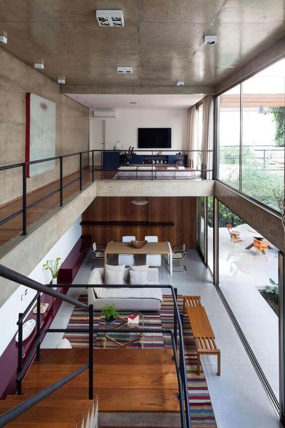 コンクリートの無機質な空間に家具でアクセントカラーを設定しています。