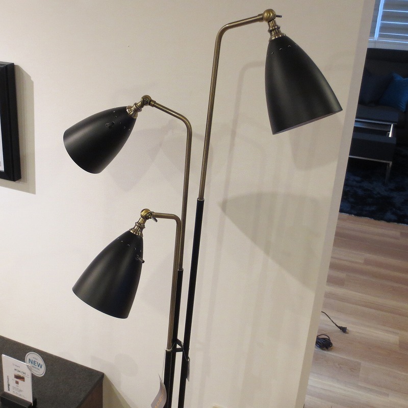 フロアランプ　ブラック＆真鍮3灯式
