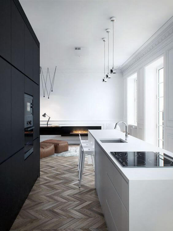 床はグレイッシュなヘリンボーンを採用しています。キッチンはブラックでシックな印象です。バーカウンターとキッチンカウンターが一体化しています。