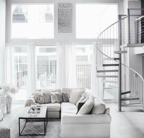 白いフローリングに白い家具で統一しているお部屋です。螺旋階段がおしゃれですね。