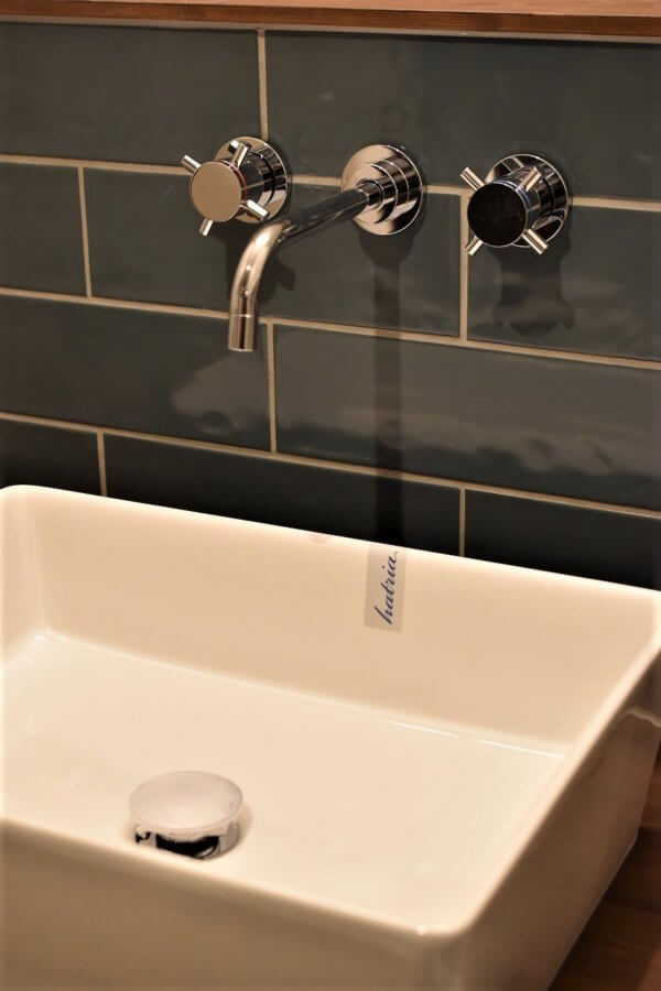 洗面台もホワイトとブルーグレーのタイルでおしゃれに演出されています。