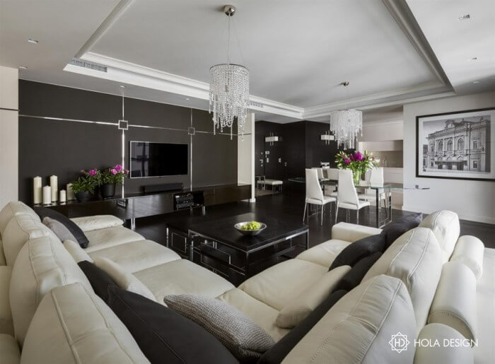 黒い床と黒い家具にシャンデリアでゴージャスな空間に。