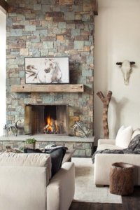 ラスティックスタイルには必須条件の暖炉。暖炉を構成している石の色もグリーンがかっていて壁の白とコントラストがはっきりしている。