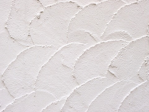 クロス壁の多い昨今と同様市販の漆喰にも接着剤などの樹脂材を使用しております。このため経年劣化による剥がれや色あせがどうしても出てきます。