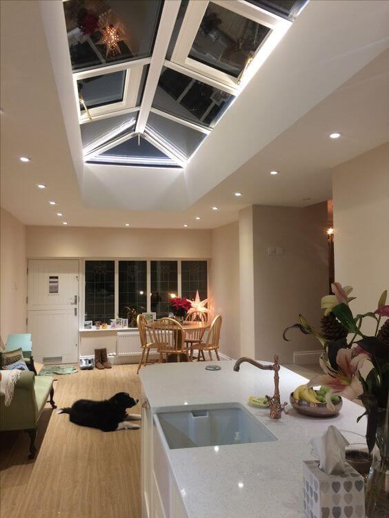 ダウンライトは天井に埋め込むため天井が低くても圧迫感を感じさせないメリットがあります。