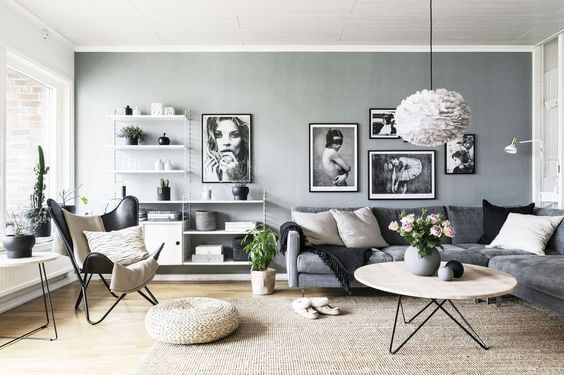 明るい床のフローリングにグレーのソファーとグリーンの壁が個性的です。色は全体的に道が近いので落ち着きがあり統一感があります。壁面を塗装することで白い家具がより際立ちます。