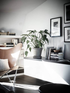 床がブラックで白い家具を多用して明るさをキープしている勾配天井の海外インテリア事例。