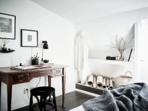 床がブラックで白い家具を多用して明るさをキープしている勾配天井の海外インテリア事例。