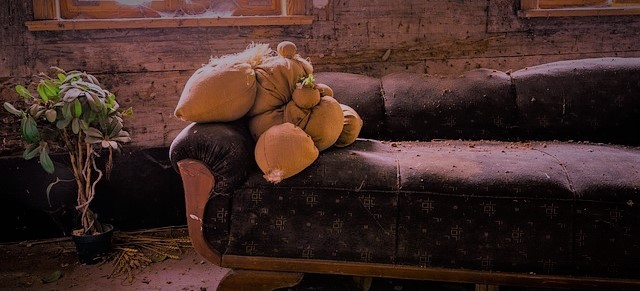 古いソファとぬいぐるみのイメージ