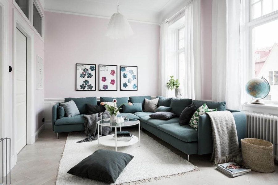エメラルドグリーンのソファが印象的なお部屋です。女性的なイメージですね。