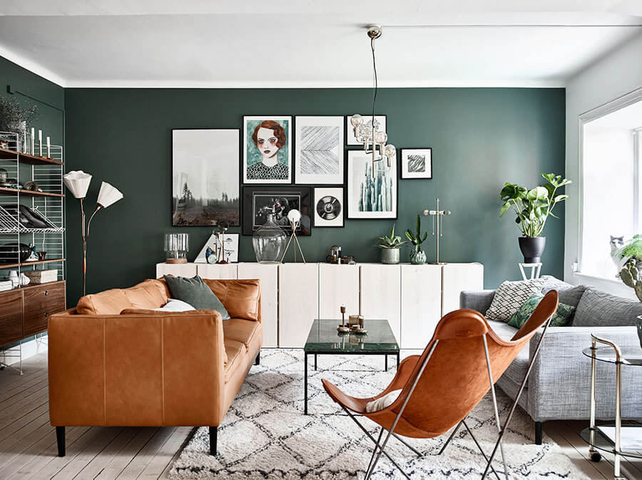 グリーンの壁面に白い家具を配置して色のコントラストがきれいに出ています。キャメルレザーがそれをさらに際立たせていますバタフライチェアも海外インテリア事例ではよく登場しますね。