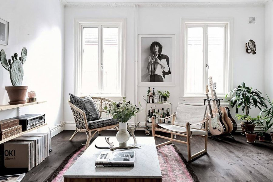 床が古材でナチュラル系の家具、ギターを飾っている海外のお部屋